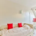 Cozy Studio Near Pereire Station By Guestready