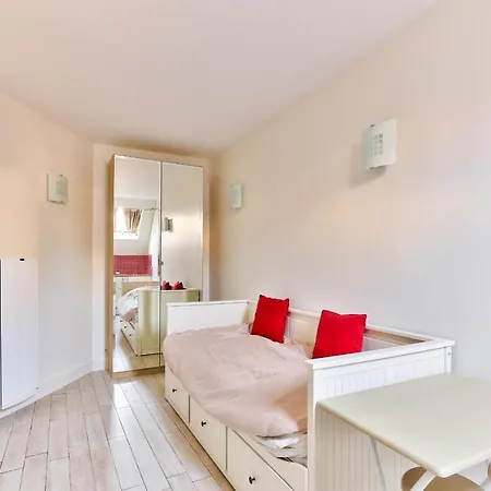 Cozy Studio Near Pereire Station By Guestready * Paris